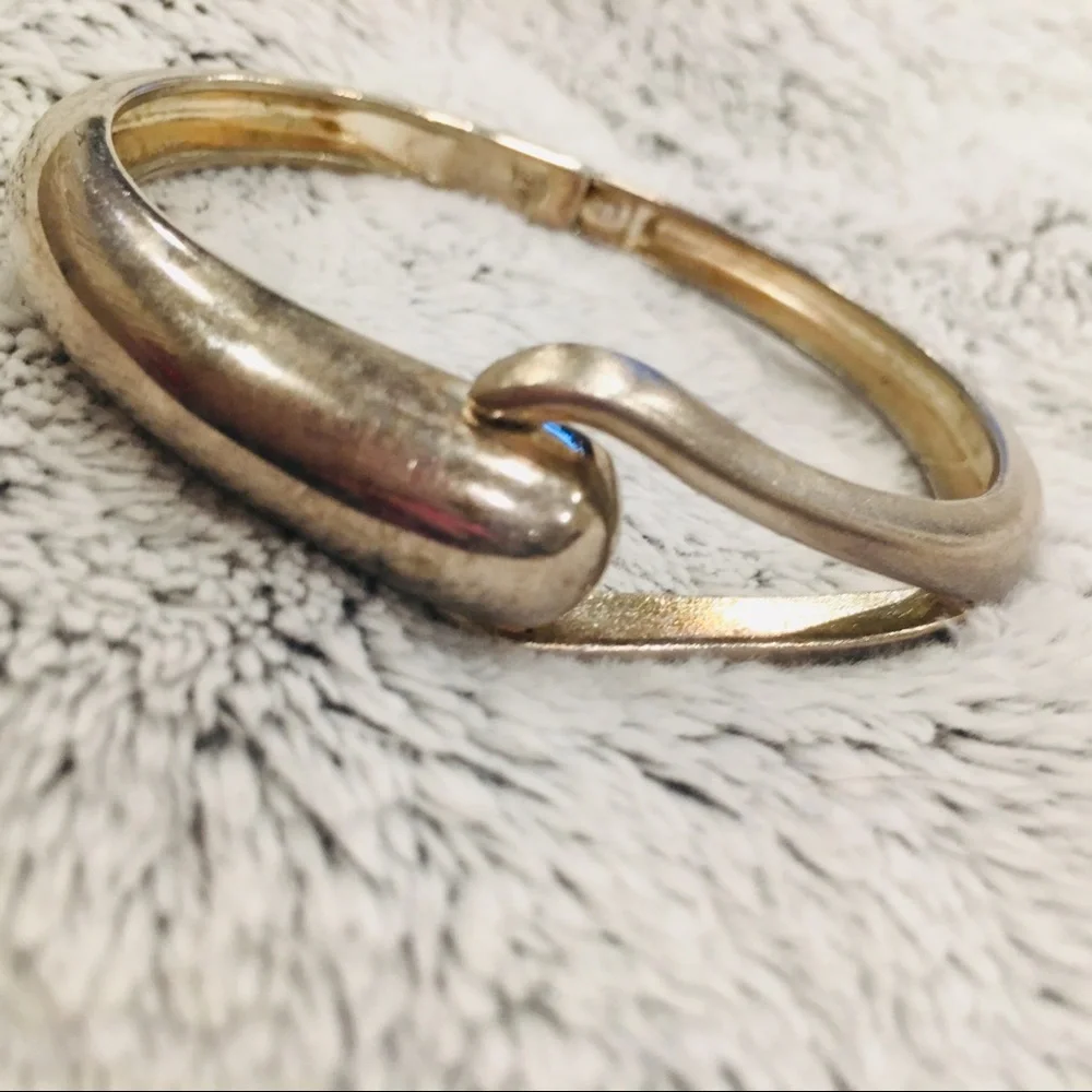 Silver tone bangle